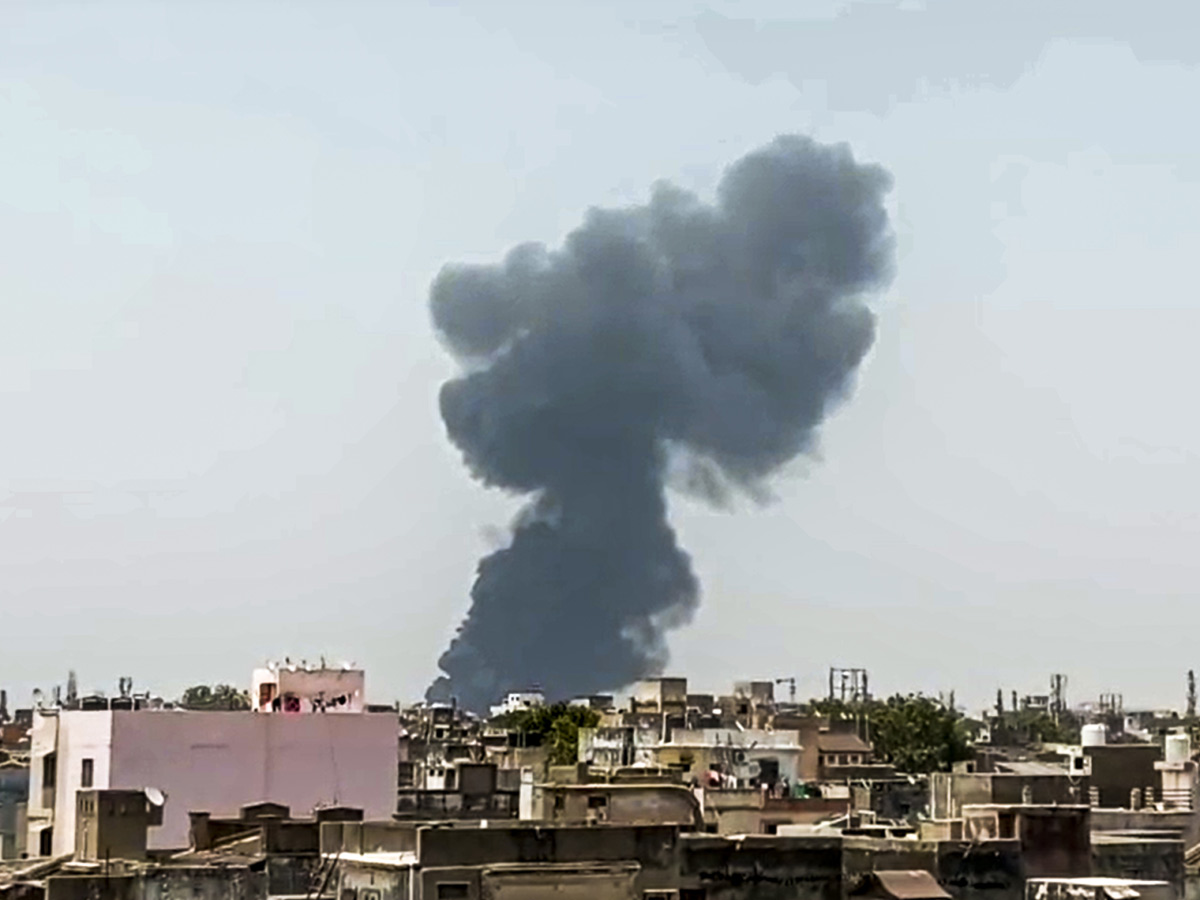 Air_20India_20Ahmedabad-London_20flight_20crashes_20near_20airport_20in_20Meghani_20area_20Photos_20_284_29.jpg 5