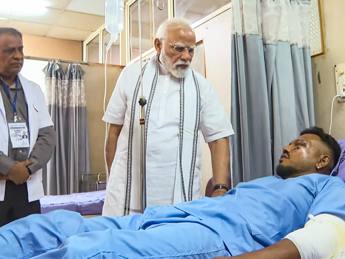 Narendra_20Modi_20visits_20the_20site_20of_20the_20Air_20India_20plane_20crash_20in_20Ahmedabad__20_2810_29.jpg 10
