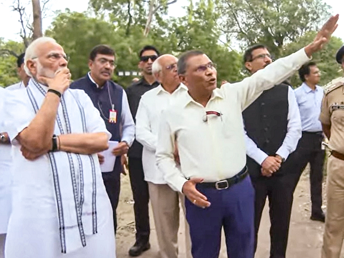 Narendra_20Modi_20visits_20the_20site_20of_20the_20Air_20India_20plane_20crash_20in_20Ahmedabad__20_2812_29.jpg 12
