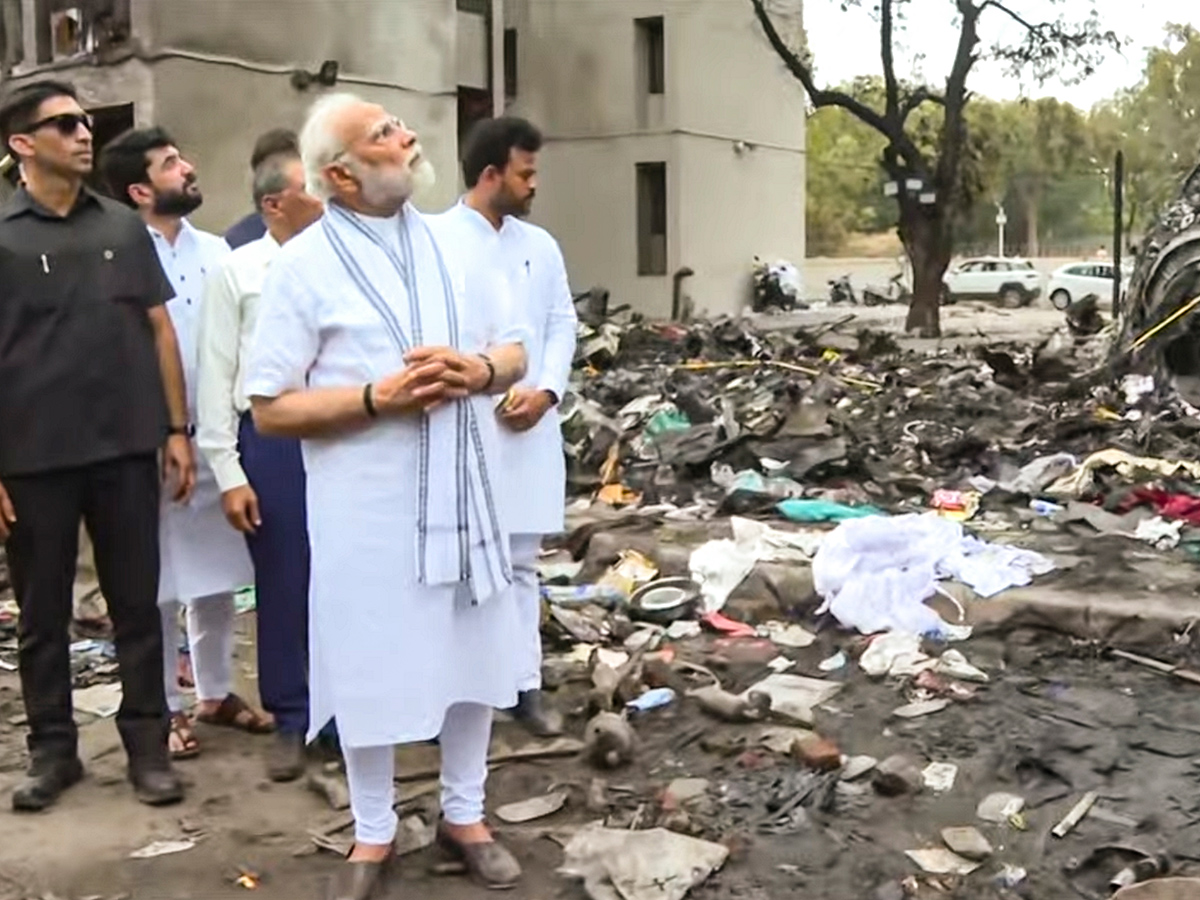 Narendra_20Modi_20visits_20the_20site_20of_20the_20Air_20India_20plane_20crash_20in_20Ahmedabad__20_2815_29.jpg 15