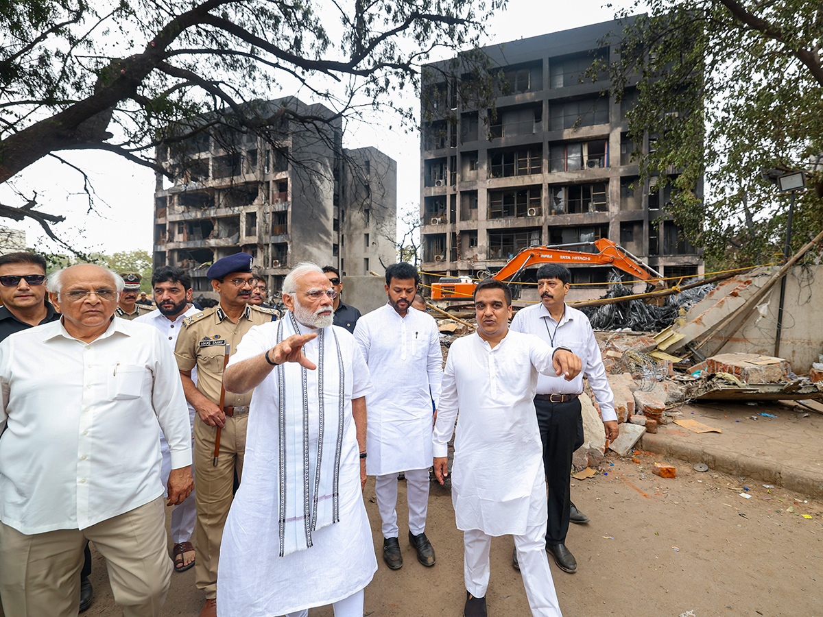 Narendra_20Modi_20visits_20the_20site_20of_20the_20Air_20India_20plane_20crash_20in_20Ahmedabad__20_2816_29.jpg 16