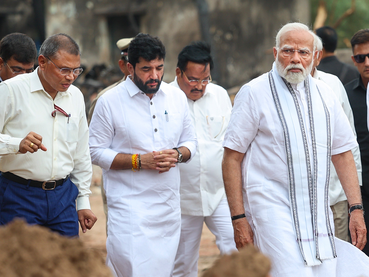 Narendra_20Modi_20visits_20the_20site_20of_20the_20Air_20India_20plane_20crash_20in_20Ahmedabad__20_2817_29.jpg 17