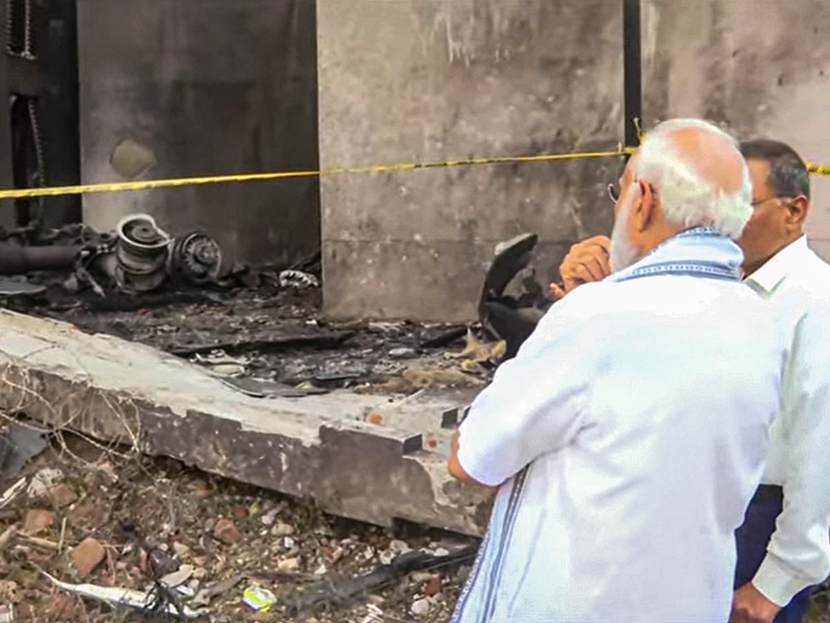 Narendra_20Modi_20visits_20the_20site_20of_20the_20Air_20India_20plane_20crash_20in_20Ahmedabad__20_282_29.jpg 2
