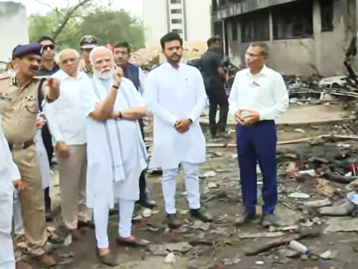 Narendra_20Modi_20visits_20the_20site_20of_20the_20Air_20India_20plane_20crash_20in_20Ahmedabad__20_283_29.jpg 3