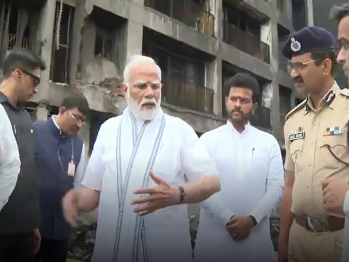 Narendra_20Modi_20visits_20the_20site_20of_20the_20Air_20India_20plane_20crash_20in_20Ahmedabad__20_284_29.jpg 4