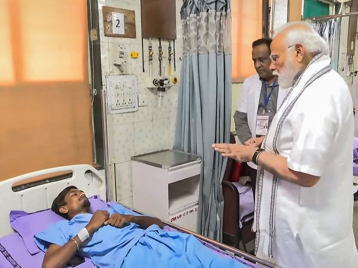 Narendra_20Modi_20visits_20the_20site_20of_20the_20Air_20India_20plane_20crash_20in_20Ahmedabad__20_286_29.jpg 6