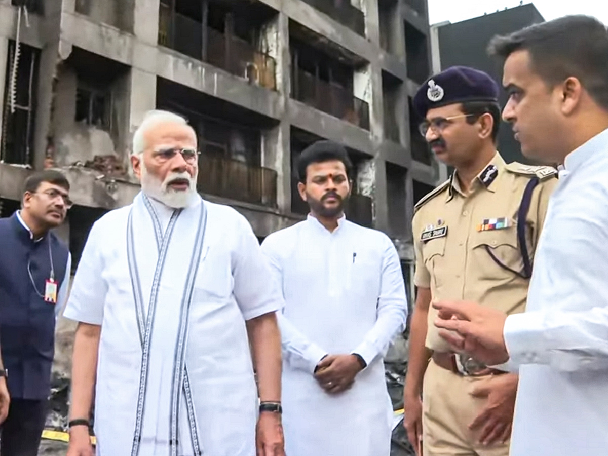Narendra_20Modi_20visits_20the_20site_20of_20the_20Air_20India_20plane_20crash_20in_20Ahmedabad__20_288_29.jpg 8