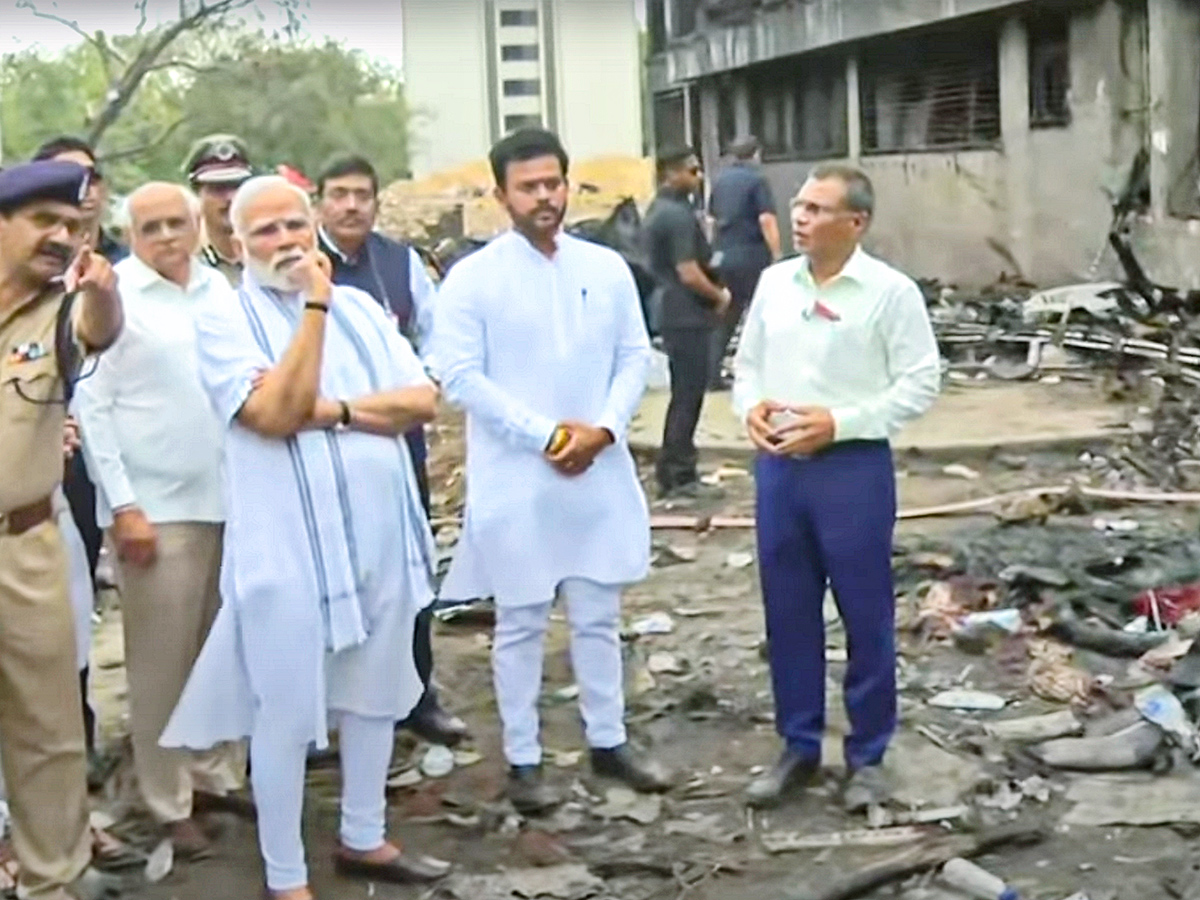 Narendra_20Modi_20visits_20the_20site_20of_20the_20Air_20India_20plane_20crash_20in_20Ahmedabad__20_289_29.jpg 9