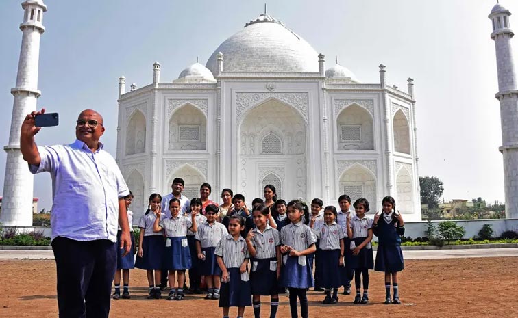 MP_Man_Taj_Mahal_Like_House.jpg