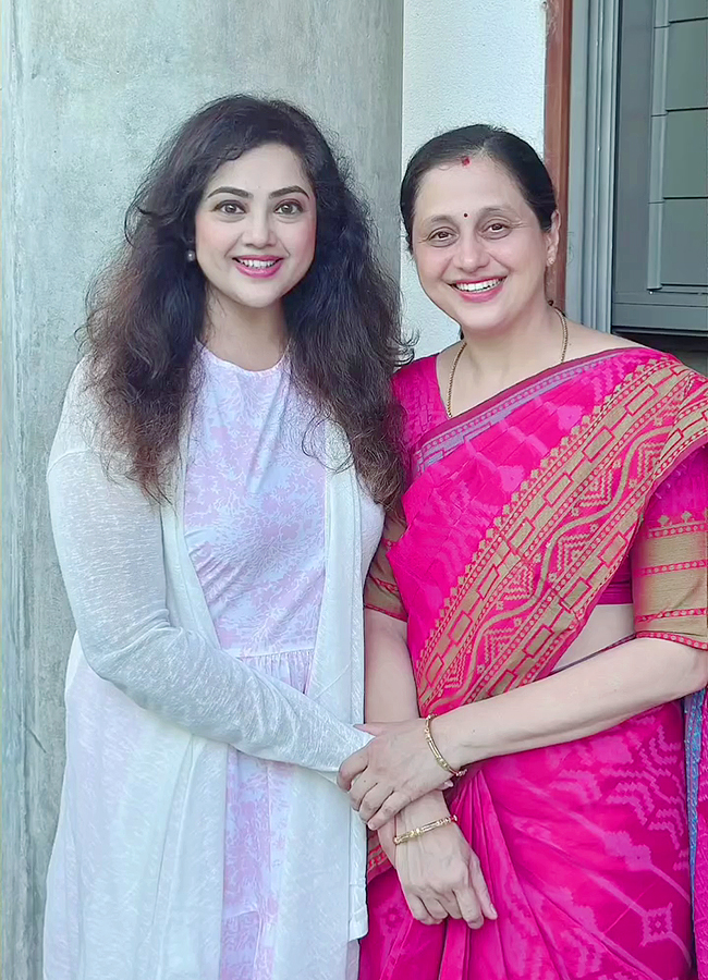 Tollywood_20Actress_20Roja_20And_20Meena_2090s_20Queens_20Party_20Viral_20Photos__20_2814_29.jpg 14