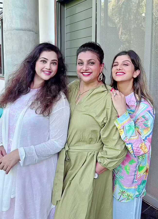 Tollywood_20Actress_20Roja_20And_20Meena_2090s_20Queens_20Party_20Viral_20Photos__20_2815_29.jpg 15