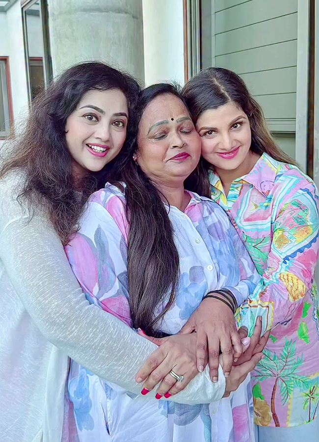 Tollywood_20Actress_20Roja_20And_20Meena_2090s_20Queens_20Party_20Viral_20Photos__20_2817_29.jpg 17