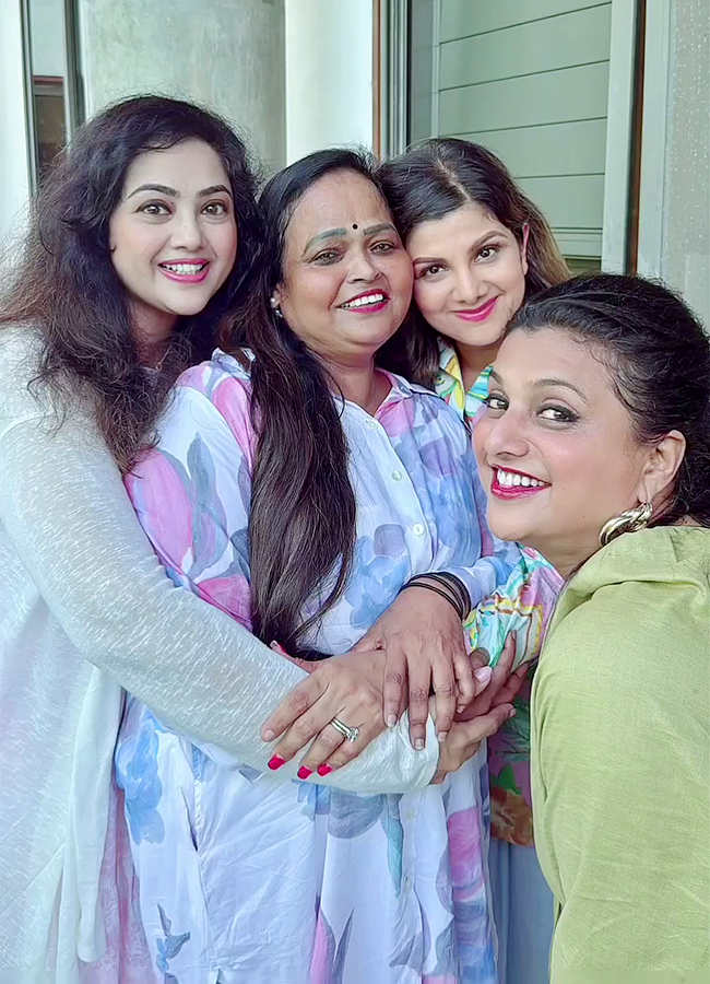 Tollywood_20Actress_20Roja_20And_20Meena_2090s_20Queens_20Party_20Viral_20Photos__20_2818_29.jpg 18
