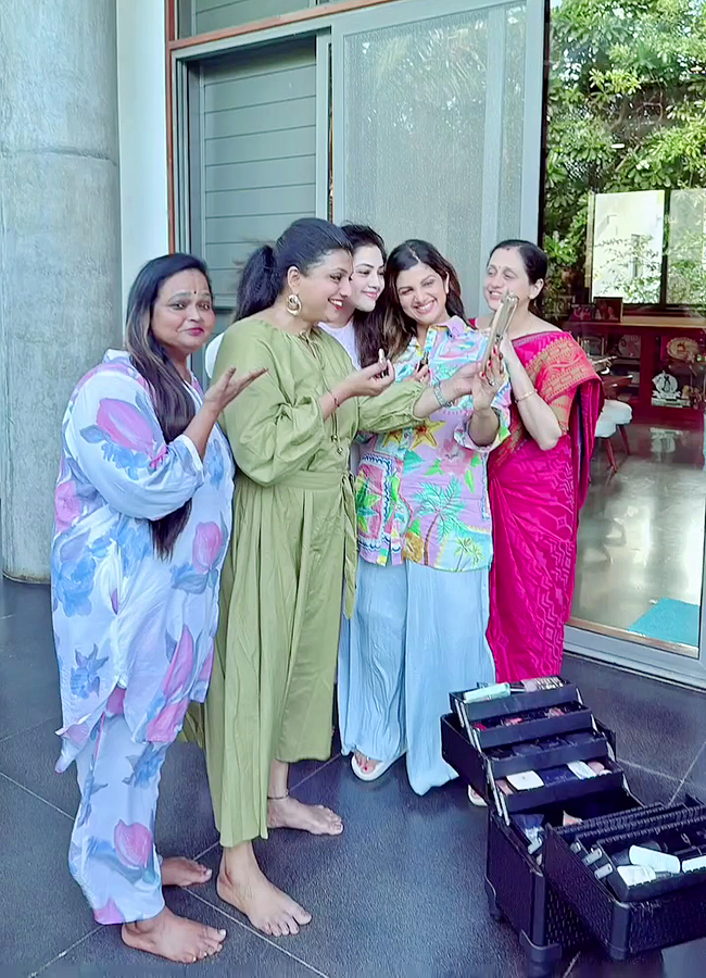 Tollywood_20Actress_20Roja_20And_20Meena_2090s_20Queens_20Party_20Viral_20Photos__20_284_29.jpg 4