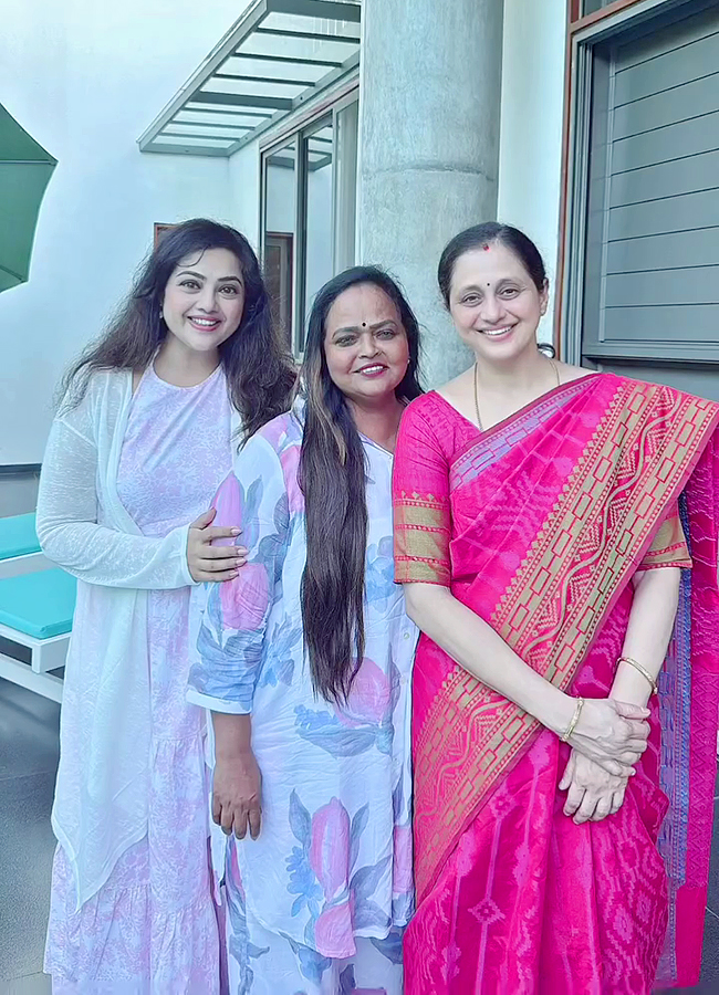Tollywood_20Actress_20Roja_20And_20Meena_2090s_20Queens_20Party_20Viral_20Photos__20_285_29.jpg 5