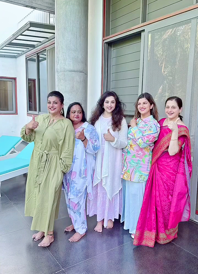 Tollywood_20Actress_20Roja_20And_20Meena_2090s_20Queens_20Party_20Viral_20Photos__20_288_29.jpg 8