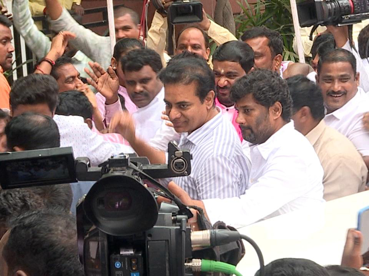 KTR_20With_20BRS_20Cadre_20Telangana_20Bhavan_20Before_20ACB_20Inquiry_20Photos_10.jpg 10