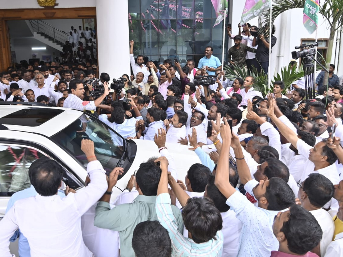 KTR_20With_20BRS_20Cadre_20Telangana_20Bhavan_20Before_20ACB_20Inquiry_20Photos_8.jpg 8