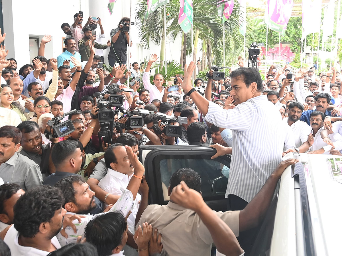 KTR_20With_20BRS_20Cadre_20Telangana_20Bhavan_20Before_20ACB_20Inquiry_20Photos_9.jpg 9