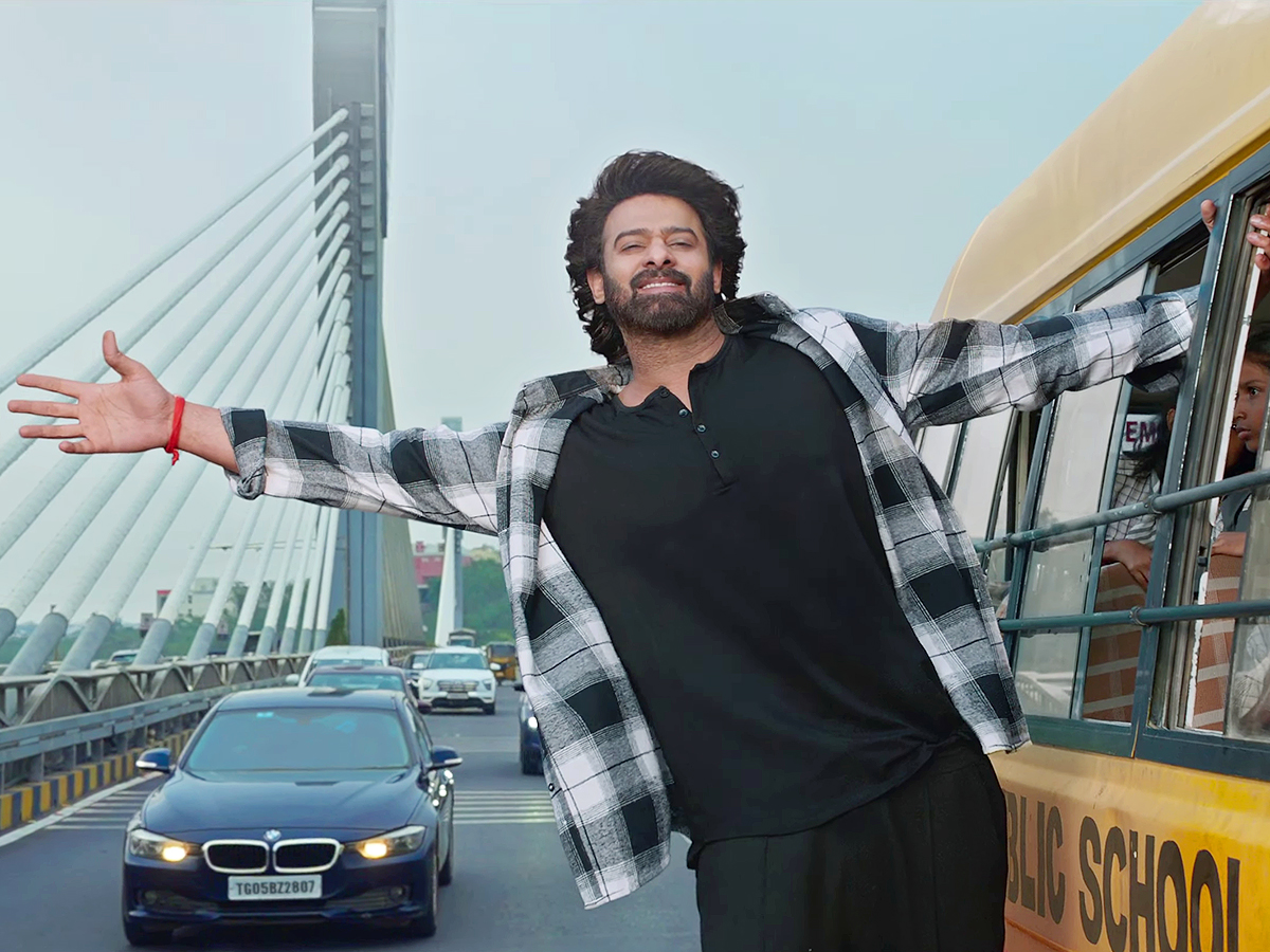 Prabhas_20The_20Raja_20Saab_20Movie_20HD_20Stills__20_285_29.jpg 5