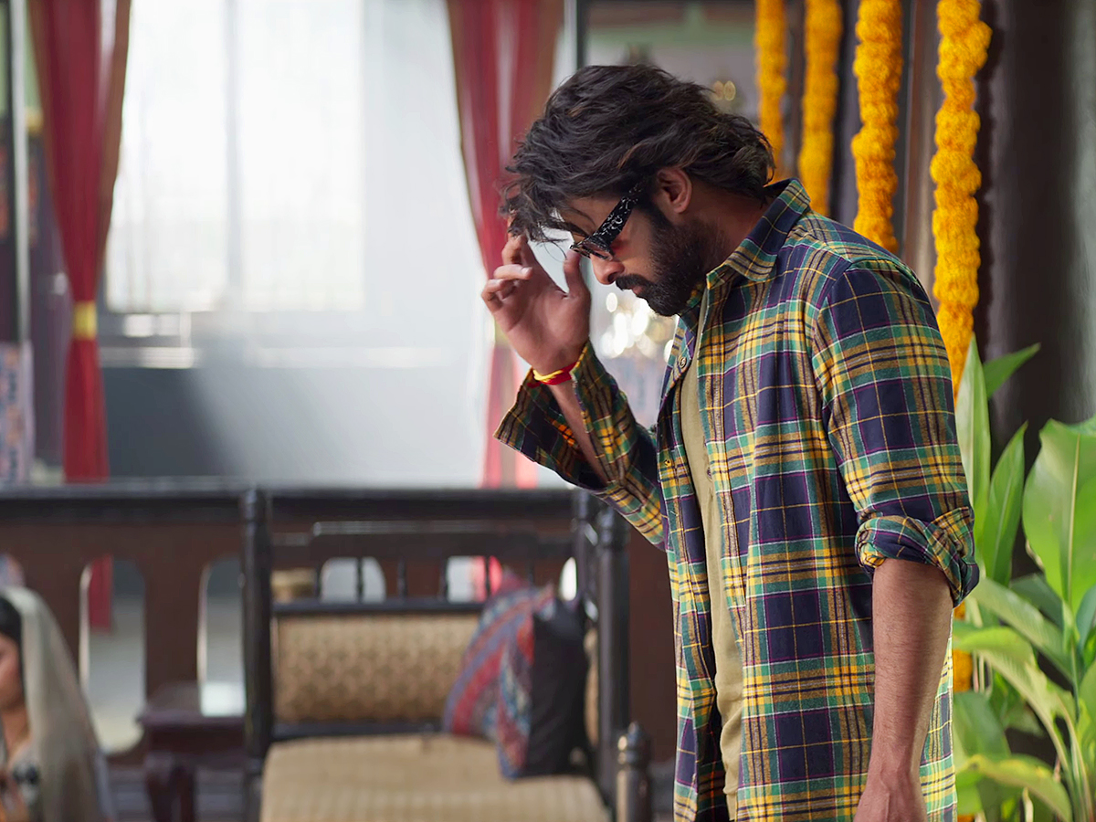 Prabhas_20The_20Raja_20Saab_20Movie_20HD_20Stills__20_289_29.jpg 9
