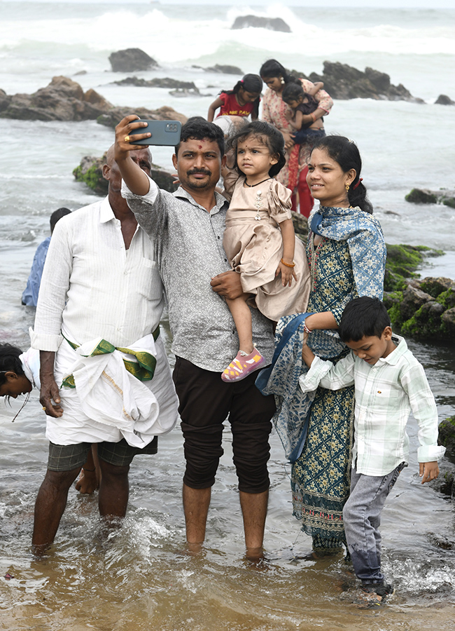The_20noise_20of_20the_20waves_20on_20the_20Visakhapatnam_20coast__20_2812_29.jpg 12