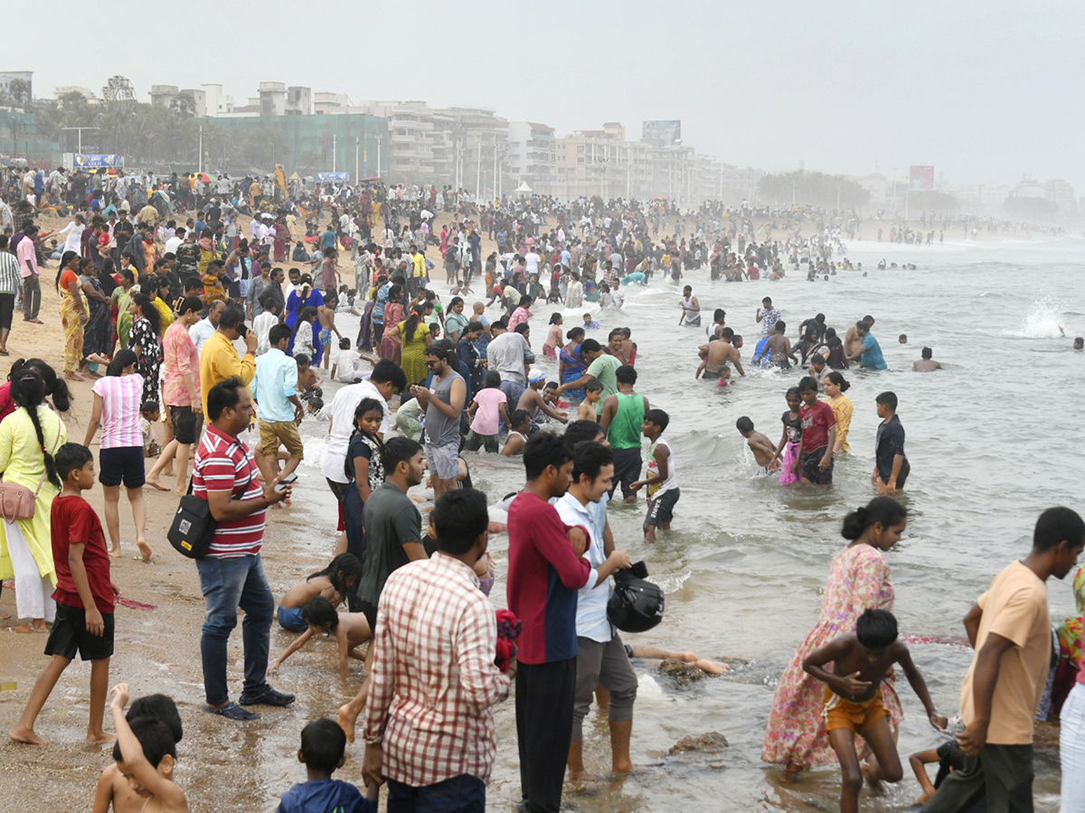The_20noise_20of_20the_20waves_20on_20the_20Visakhapatnam_20coast__20_282_29.jpg 2