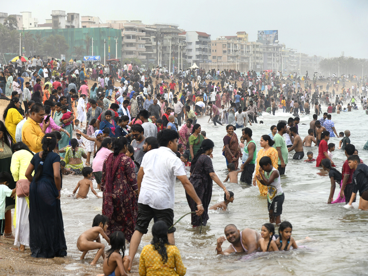 The_20noise_20of_20the_20waves_20on_20the_20Visakhapatnam_20coast__20_283_29.jpg 3