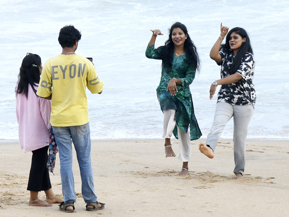 The_20noise_20of_20the_20waves_20on_20the_20Visakhapatnam_20coast__20_285_29.jpg 5