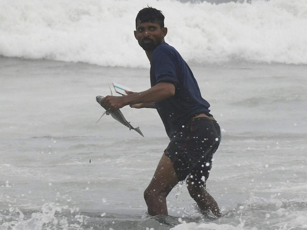 The_20noise_20of_20the_20waves_20on_20the_20Visakhapatnam_20coast__20_287_29.jpg 7