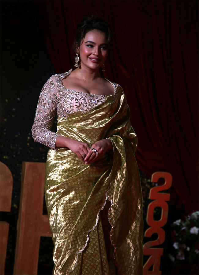 Tollywood_20Actress_20Nivetha_20Thomas_20AND_20Krithi_20Shetty_20Gaddar_20Awards_18.jpg 18
