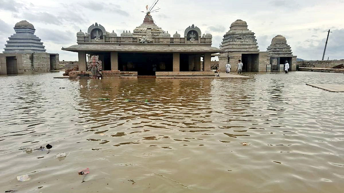 Sangameswara_20temple_20is_20a_20Hindu_20temple_20in_20the_20Nandyal_20district__20_2819_29.jpg 19