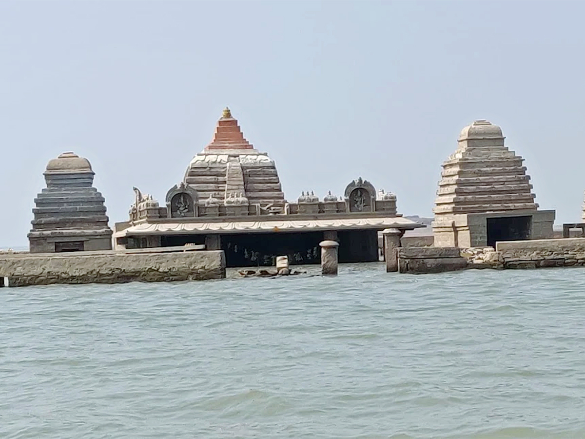 Sangameswara_20temple_20is_20a_20Hindu_20temple_20in_20the_20Nandyal_20district__20_284_29.jpg 4