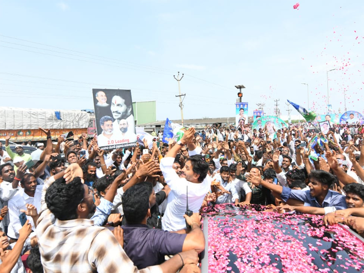 YS_20Jagan_20Consoles_20Nagamalleswara_20Rao_20Family_20Sattenapalli_20Tour__20_2810_29.jpg 10