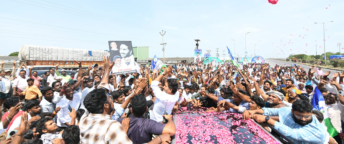 YS_20Jagan_20Consoles_20Nagamalleswara_20Rao_20Family_20Sattenapalli_20Tour__20_2811_29.jpg 11
