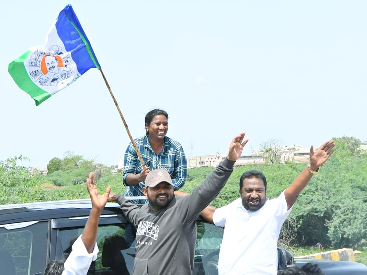 YS_20Jagan_20Consoles_20Nagamalleswara_20Rao_20Family_20Sattenapalli_20Tour__20_2812_29.jpg 12