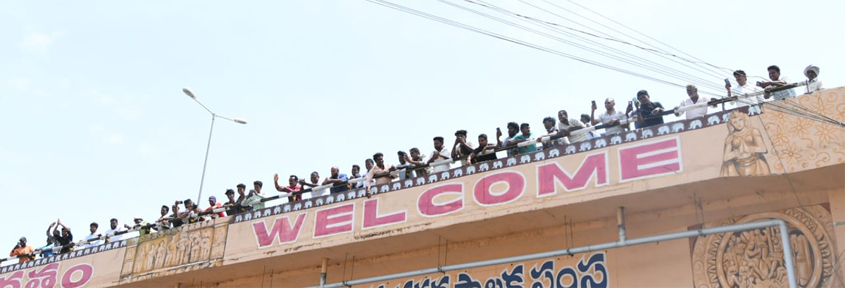 YS_20Jagan_20Consoles_20Nagamalleswara_20Rao_20Family_20Sattenapalli_20Tour__20_2813_29.jpg 13