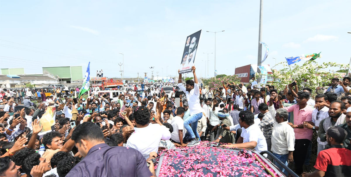 YS_20Jagan_20Consoles_20Nagamalleswara_20Rao_20Family_20Sattenapalli_20Tour__20_2814_29.jpg 14