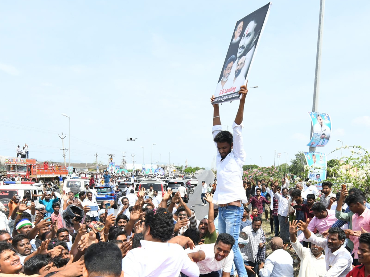 YS_20Jagan_20Consoles_20Nagamalleswara_20Rao_20Family_20Sattenapalli_20Tour__20_2815_29.jpg 15
