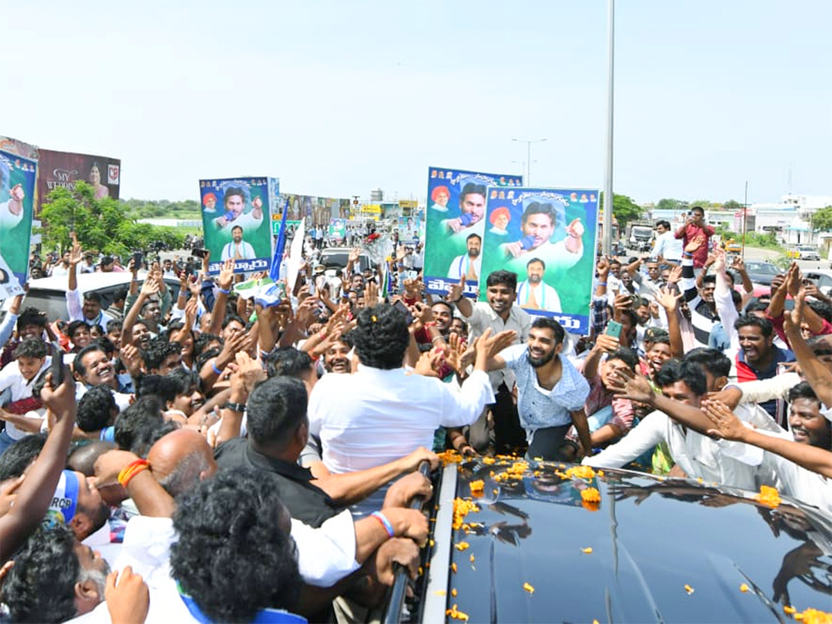 YS_20Jagan_20Consoles_20Nagamalleswara_20Rao_20Family_20Sattenapalli_20Tour__20_282_29.jpg 2