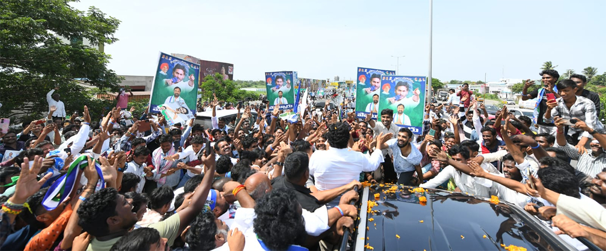 YS_20Jagan_20Consoles_20Nagamalleswara_20Rao_20Family_20Sattenapalli_20Tour__20_283_29.jpg 3