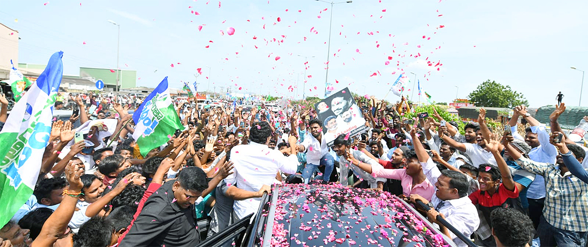 YS_20Jagan_20Consoles_20Nagamalleswara_20Rao_20Family_20Sattenapalli_20Tour__20_284_29.jpg 4