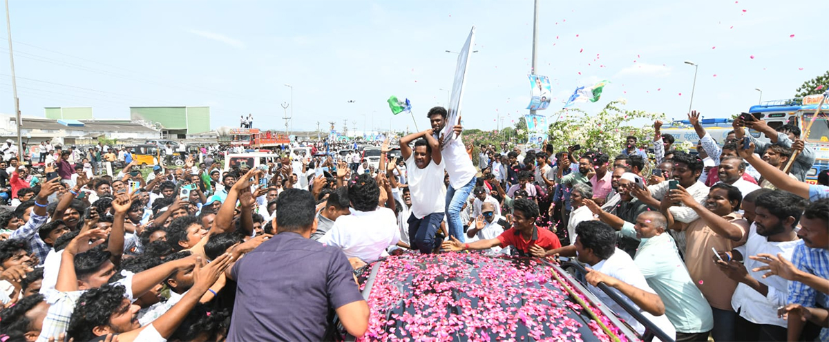 YS_20Jagan_20Consoles_20Nagamalleswara_20Rao_20Family_20Sattenapalli_20Tour__20_287_29.jpg 7