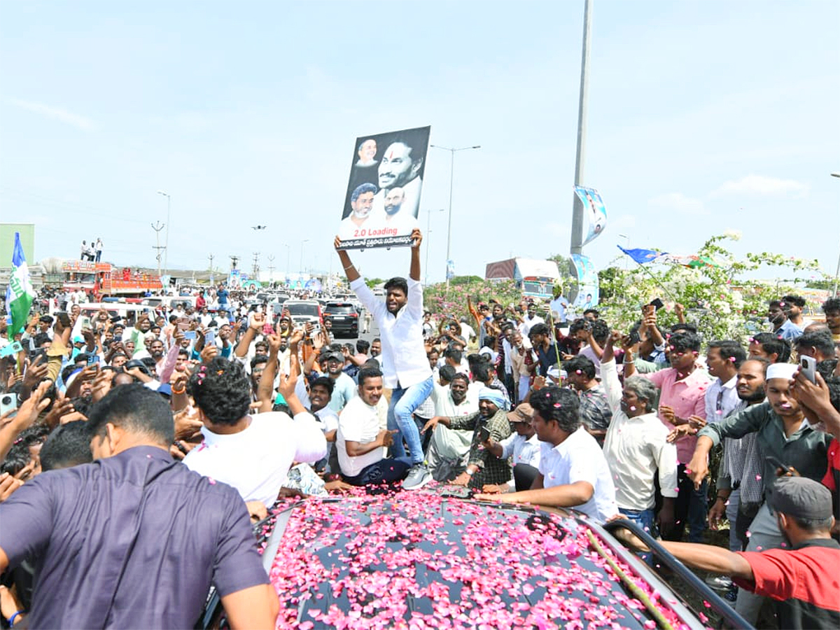YS_20Jagan_20Consoles_20Nagamalleswara_20Rao_20Family_20Sattenapalli_20Tour__20_288_29.jpg 8