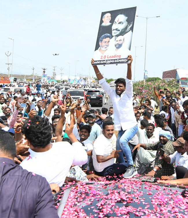 YS_20Jagan_20Consoles_20Nagamalleswara_20Rao_20Family_20Sattenapalli_20Tour__20_289_29.jpg 9