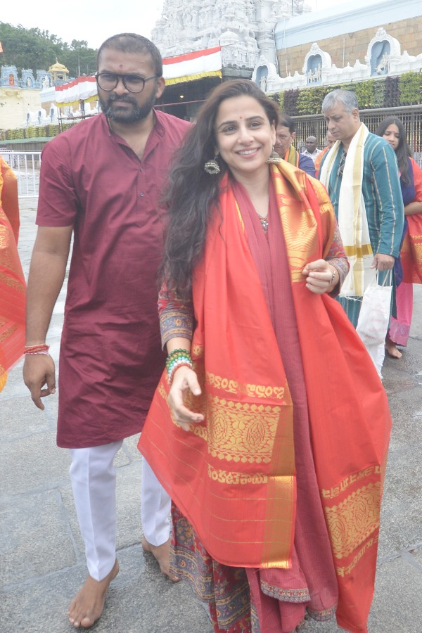 Actress_20Divi_20And_20Bollywood_20Actress_20Vidya_20Balan_20Visits_20Tirumala_20Temple_20Photos_20_2814_29.jpg 17