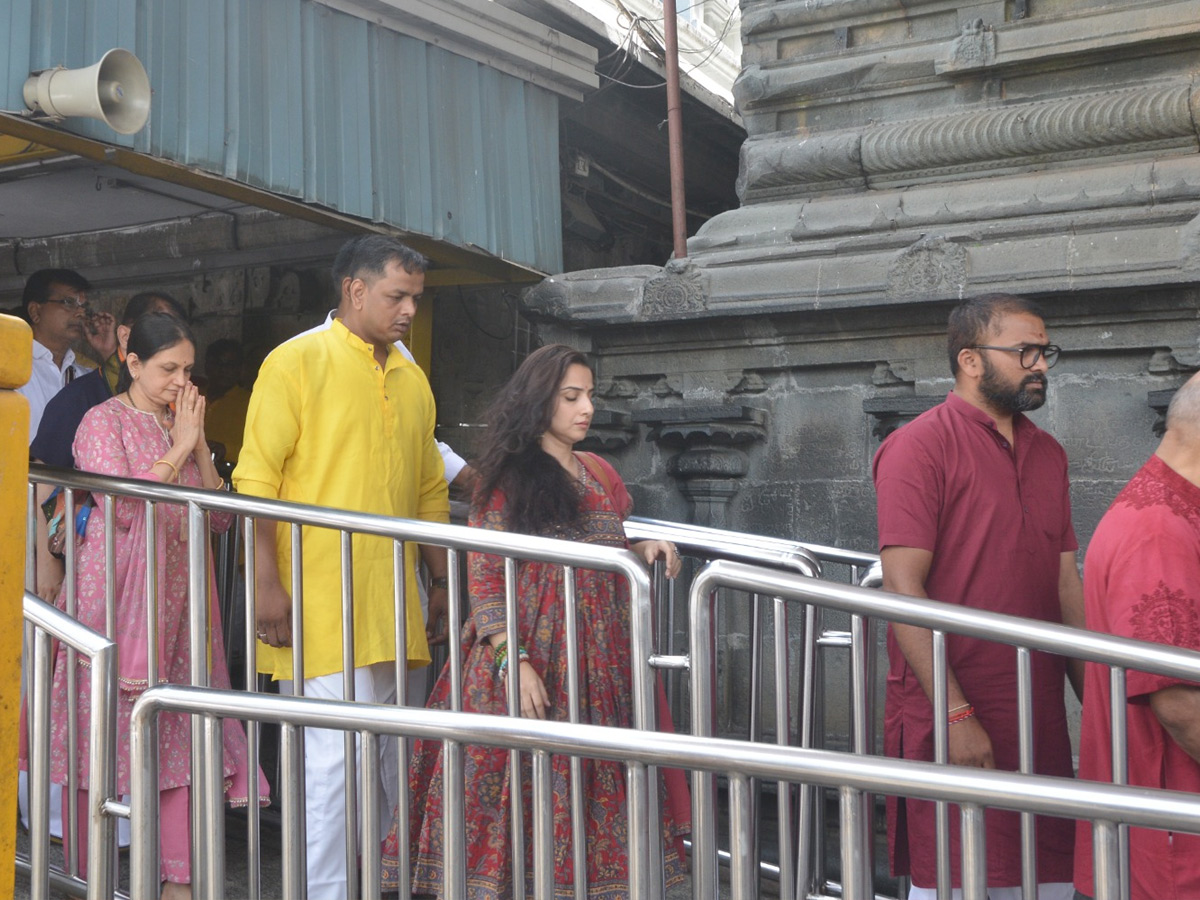 Actress_20Divi_20And_20Bollywood_20Actress_20Vidya_20Balan_20Visits_20Tirumala_20Temple_20Photos_20_286_29.jpg 9