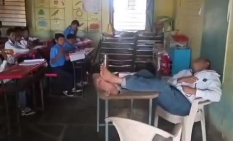 Maharashtra-Teacher-Naps-Sn.jpg