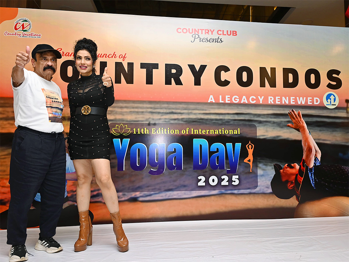 International_20yoga_20trainer_20Simran_20creates_20buzz_20at_20yoga_20festivals__20_2811_29.jpg 11