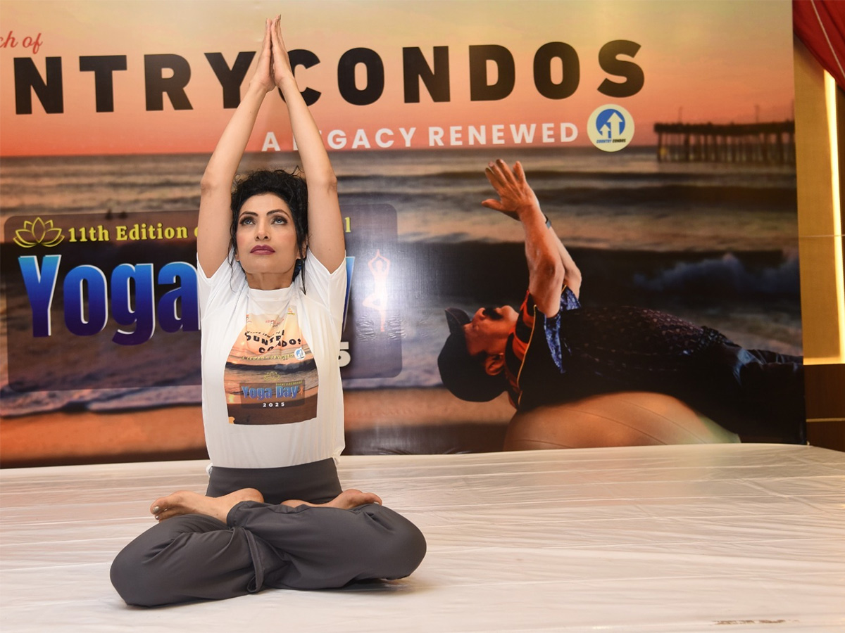 International_20yoga_20trainer_20Simran_20creates_20buzz_20at_20yoga_20festivals__20_283_29.jpg 3